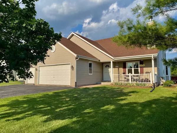 238 McKenzie Dr, Mukwonago, WI 53149