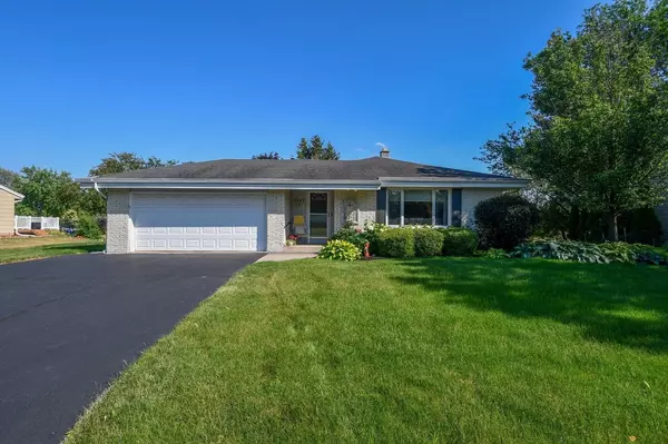 1027 Lexington Dr, Oconomowoc, WI 53066