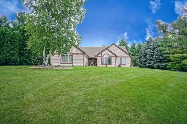 1250 Shelly Ln, Hartland, WI 53029