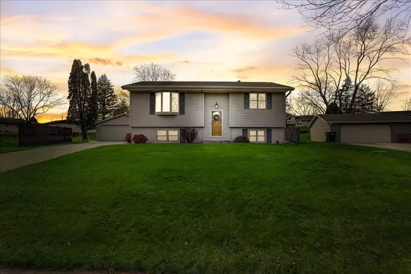 633 W Hollybrook Ln, Saukville, WI 53080