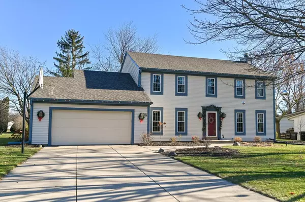 W223N2604 Springwood Ln, Waukesha, WI 53186