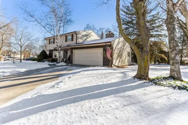 W61N966 Crescent Dr, Cedarburg, WI 53012