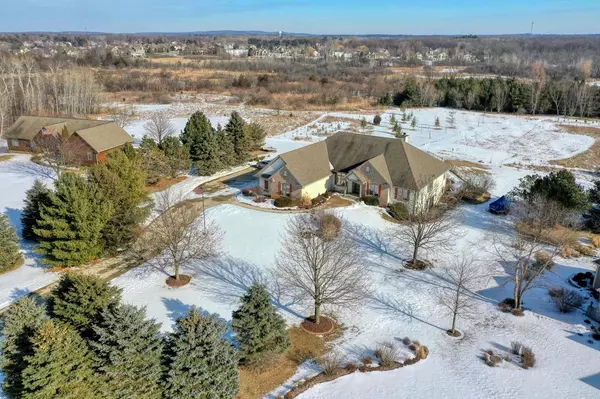 W374S2406 Gramling Cir, Dousman, WI 53118