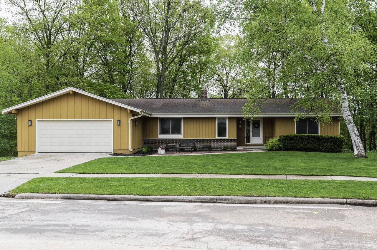 107 Laurel Dr S, West Bend, WI 53095