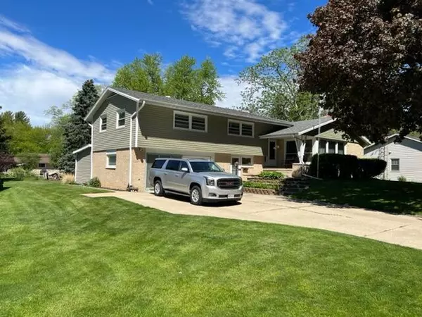 230 Spring Ln, Delavan, WI 53115