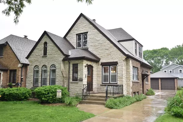 5028 N Hollywood Ave, Whitefish Bay, WI 53217