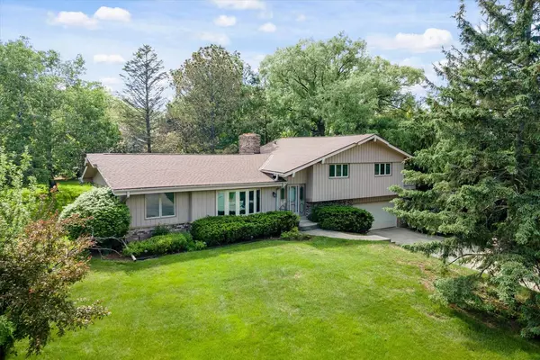 12625 N Yvonne Dr, Mequon, WI 53092