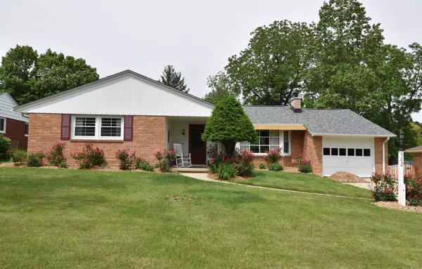 582 Laurel Heights Dr, Delavan, WI 53115