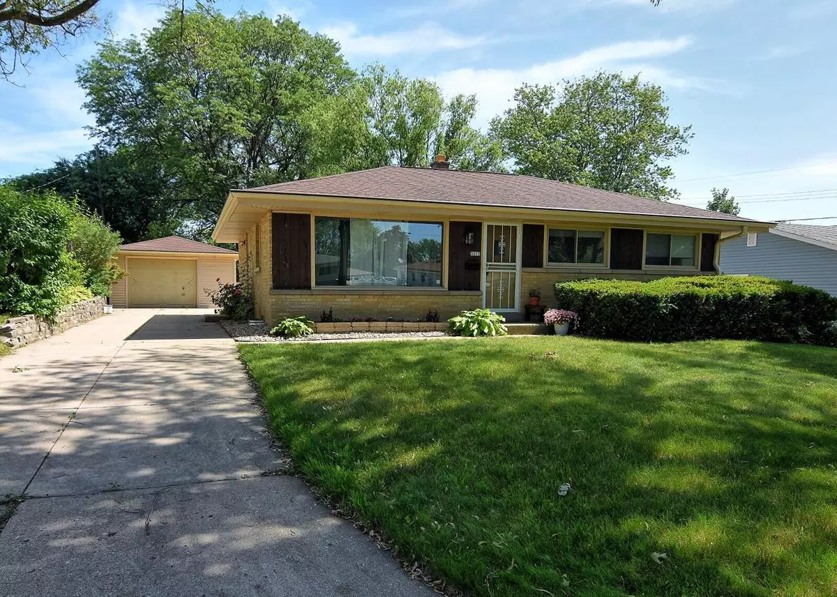 Milwaukee, WI 53223,8213 W Clovernook St