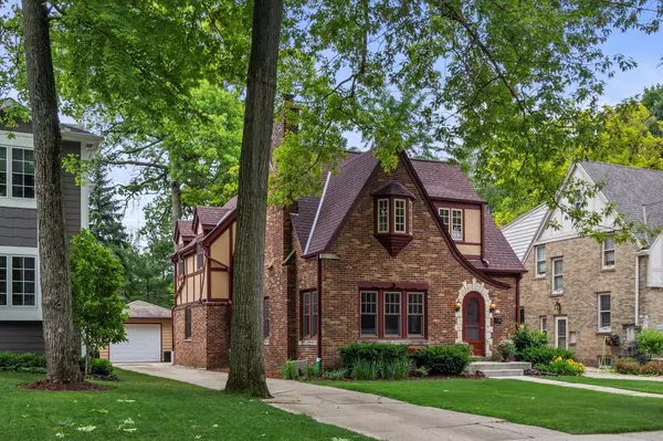 817 E Sylvan Ave, Whitefish Bay, WI 53217