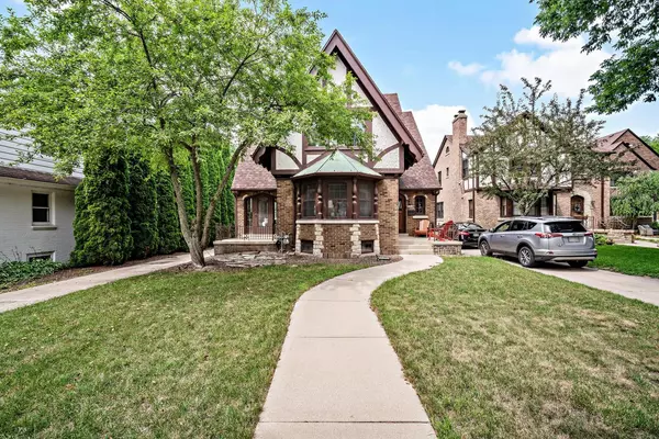 5009 N Larkin St, Whitefish Bay, WI 53211