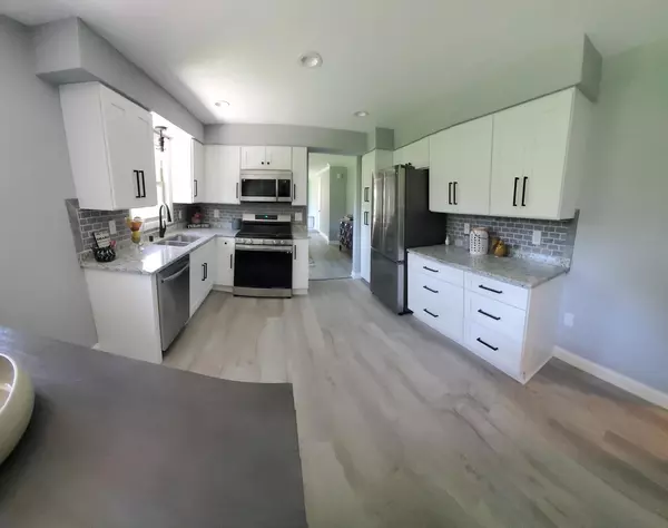 3828 Saratoga Ct, Elmwood Park, WI 53405