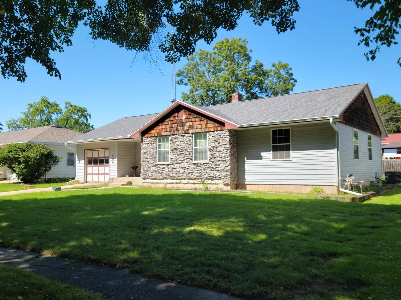 406 Hillcrest Dr, Fort Atkinson, WI 53538