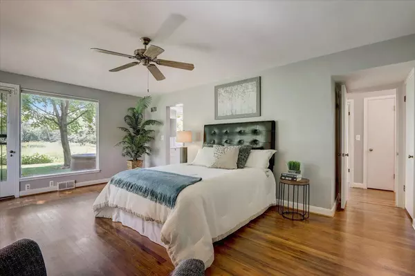 River Hills, WI 53217,7380 N Skyline Ln