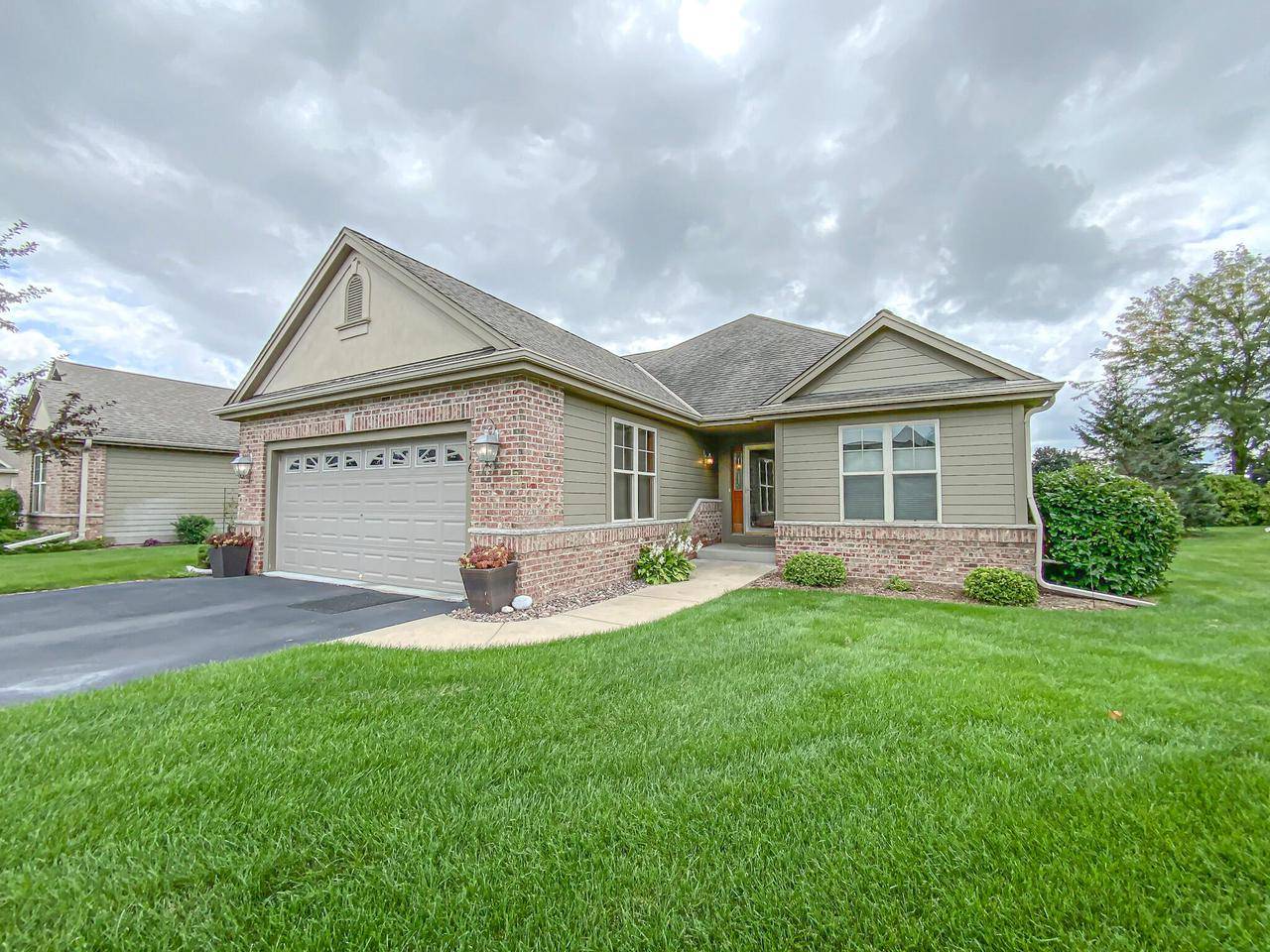 316 Eagles Cove Cir,  North Prairie,  WI 53153