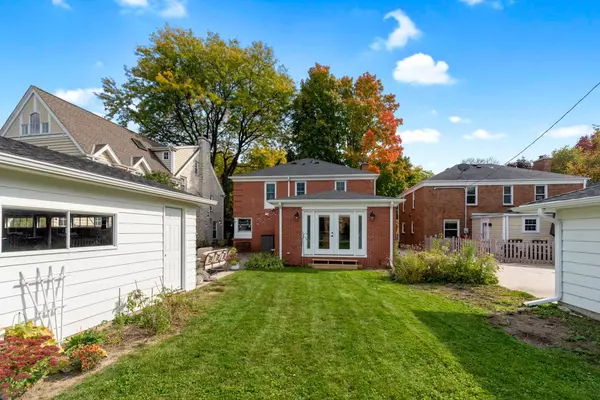 Whitefish Bay, WI 53211,1224 E Courtland PLACE