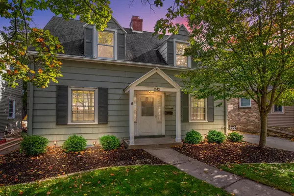 5142 N Idlewild AVENUE, Whitefish Bay, WI 53217