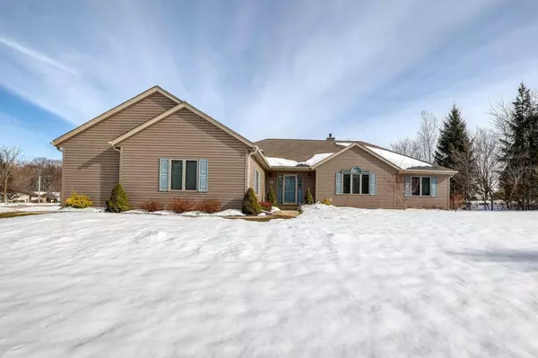 42 E Shore DR, Random Lake, WI 53075