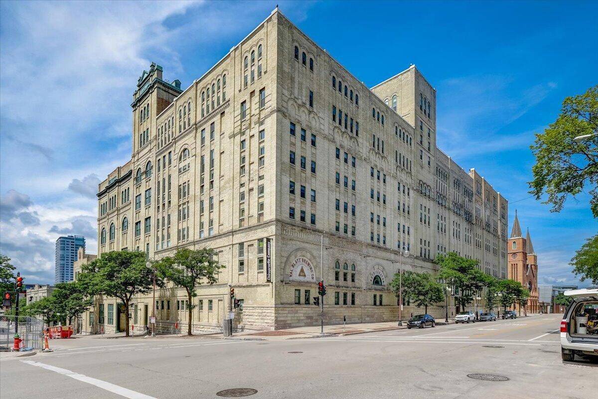 Milwaukee, WI 53202,270 E Highland AVENUE #634