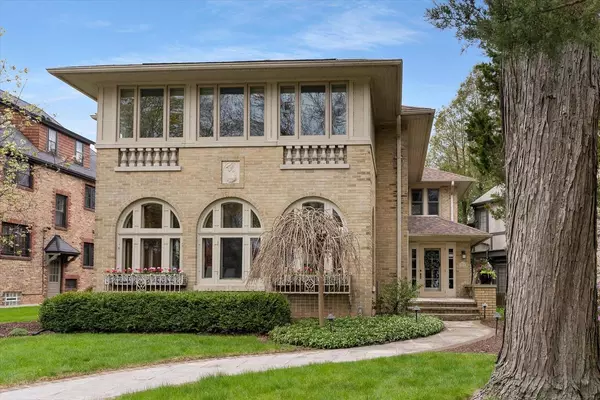4923 N Oakland AVENUE, Whitefish Bay, WI 53217