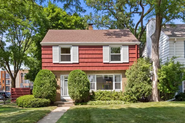 132 W Lake View AVENUE, Whitefish Bay, WI 53217