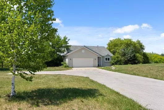 N5421 Loraine DRIVE, Fredonia, WI 53021
