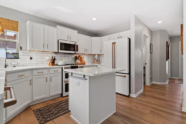 Waukesha, WI 53189,931 River Hill DRIVE