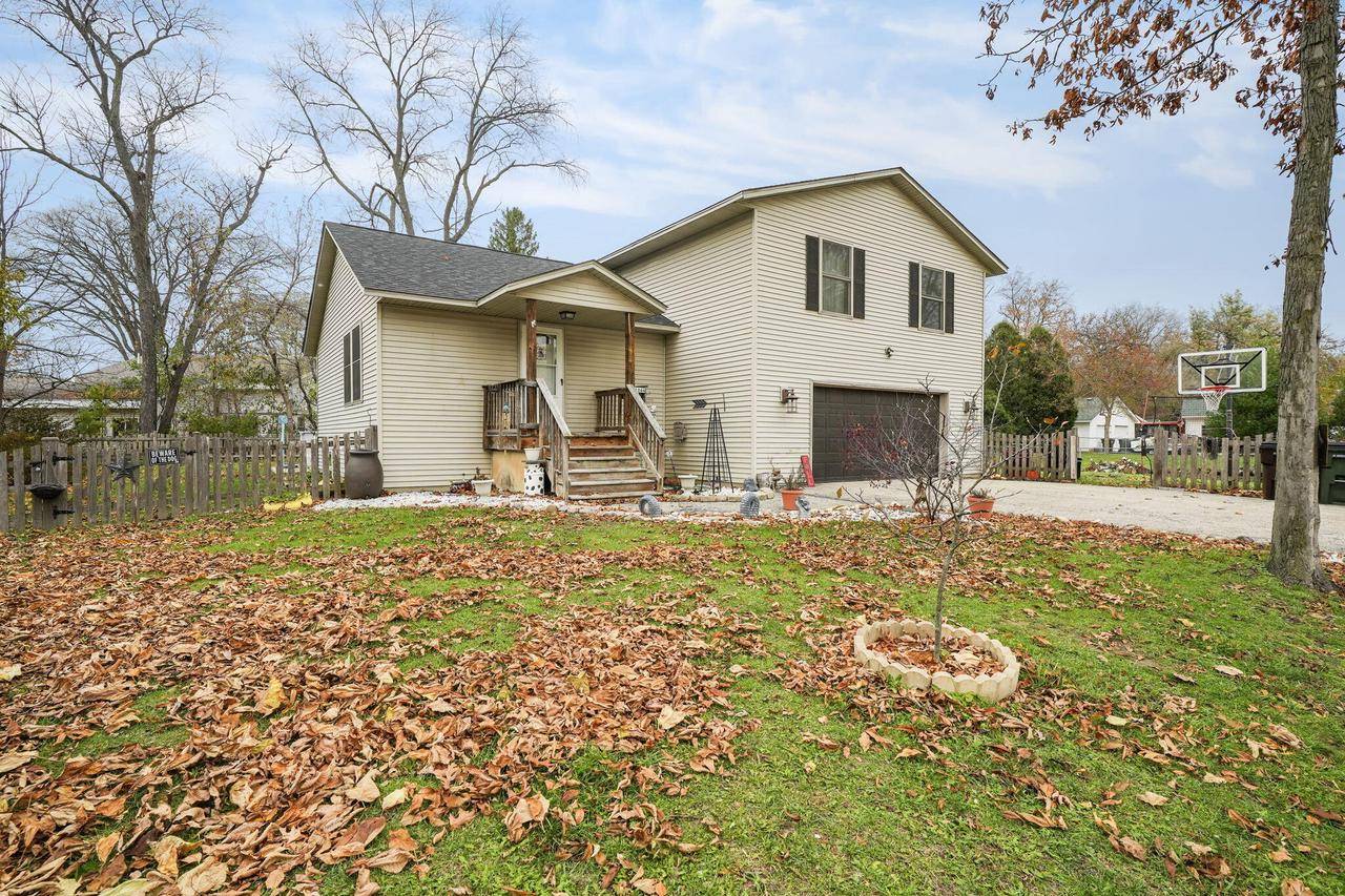 W1044 Woodbine ROAD, Genoa City, WI 53128