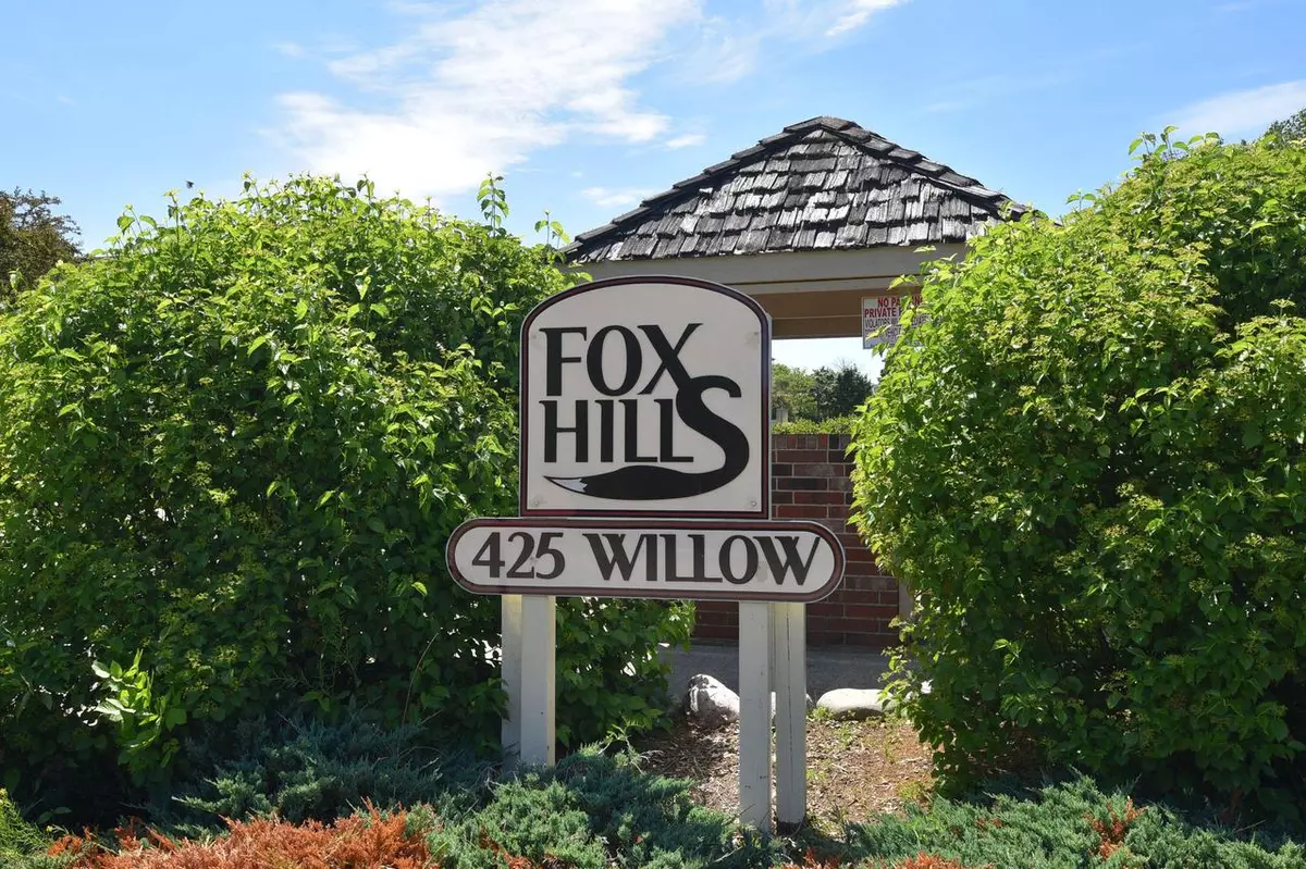 Fox Point, WI 53217,425 W Willow COURT #208