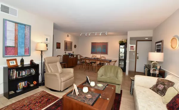 Shorewood, WI 53211,3942 N Oakland AVENUE #136