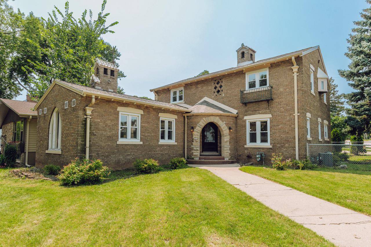 8400 Ravenswood CIRCLE, Wauwatosa, WI 53226
