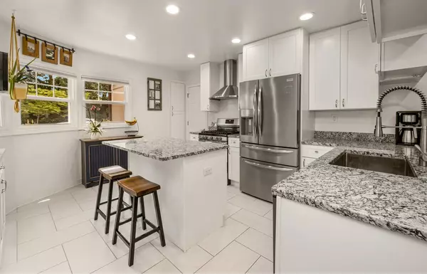 Whitefish Bay, WI 53217,1026 E Henry Clay STREET