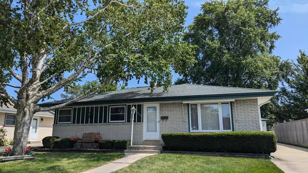 5656 S Indiana AVENUE, Cudahy, WI 53110