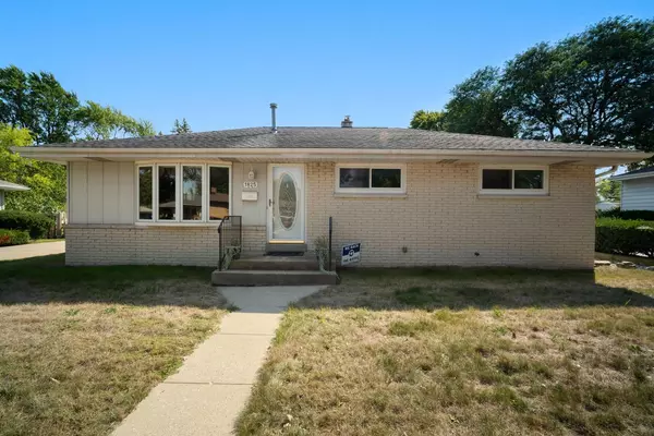 1825 W Kimberly AVENUE, Milwaukee, WI 53221