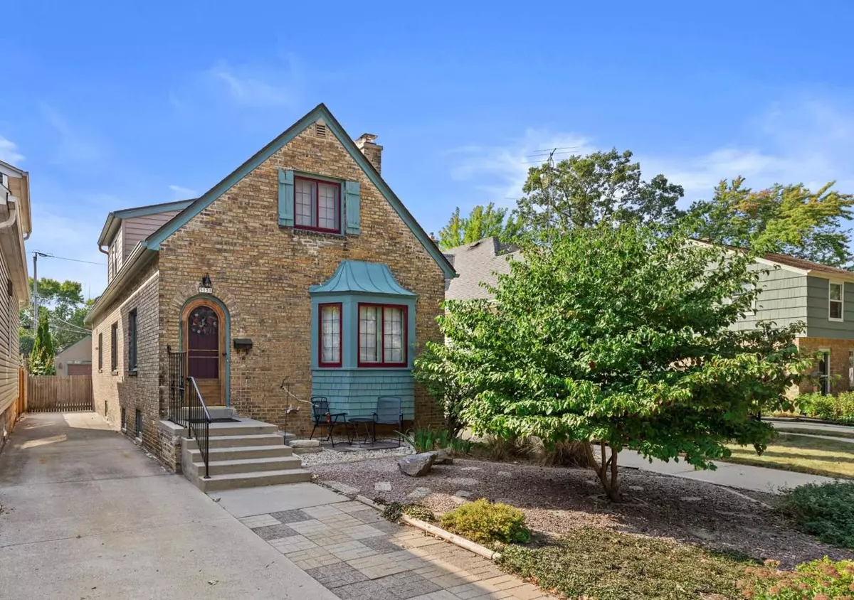 Whitefish Bay, WI 53217,5131 N Diversey BOULEVARD