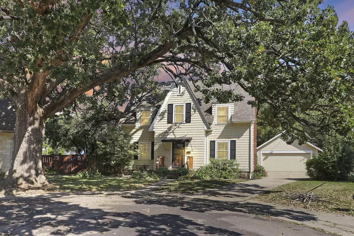 Delavan, WI 53115,725 Burr Oak COURT