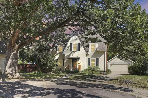 725 Burr Oak COURT, Delavan, WI 53115