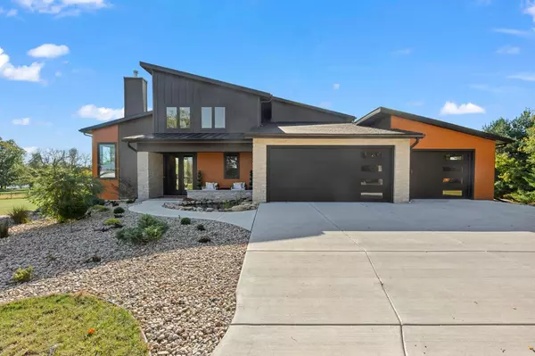 W10585 Hickory Point ROAD, Beaver Dam, WI 53916