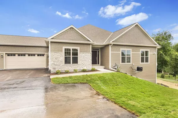 N28W25273 Parkway Ridge CIRCLE #-A Bldg 13 Unit 48, Pewaukee, WI 53072