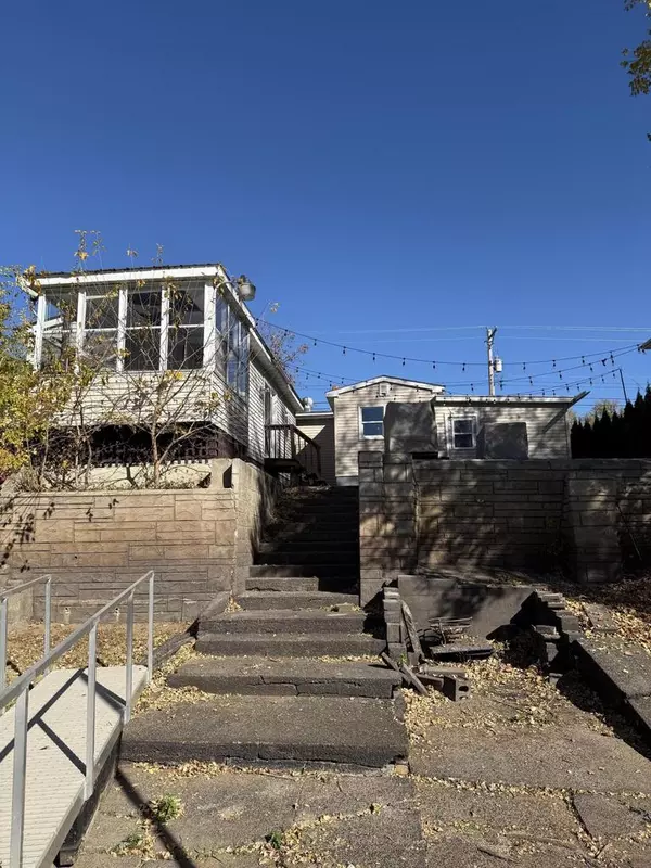 La Crosse, WI 54603,1631 Lakeshore DRIVE