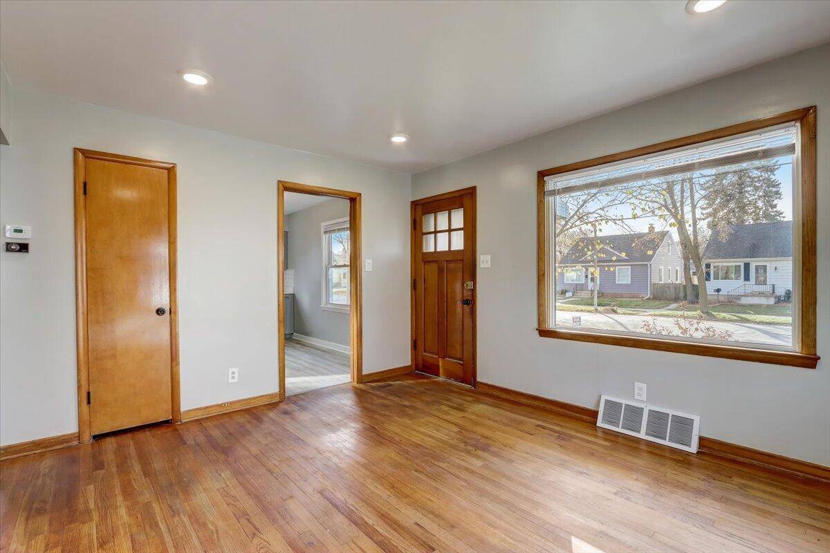 Milwaukee, WI 53207,1016 E Holt AVENUE
