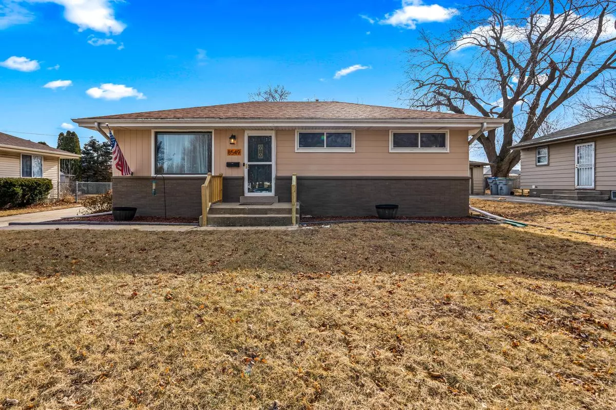 Milwaukee, WI 53225,8549 W Douglas AVENUE