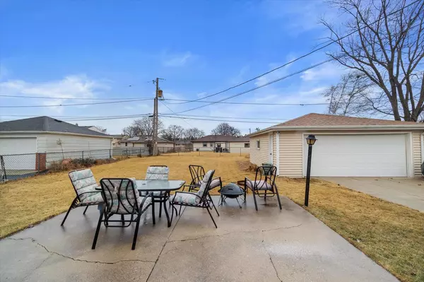 Oak Creek, WI 53154,2414 W Lindenwood AVENUE