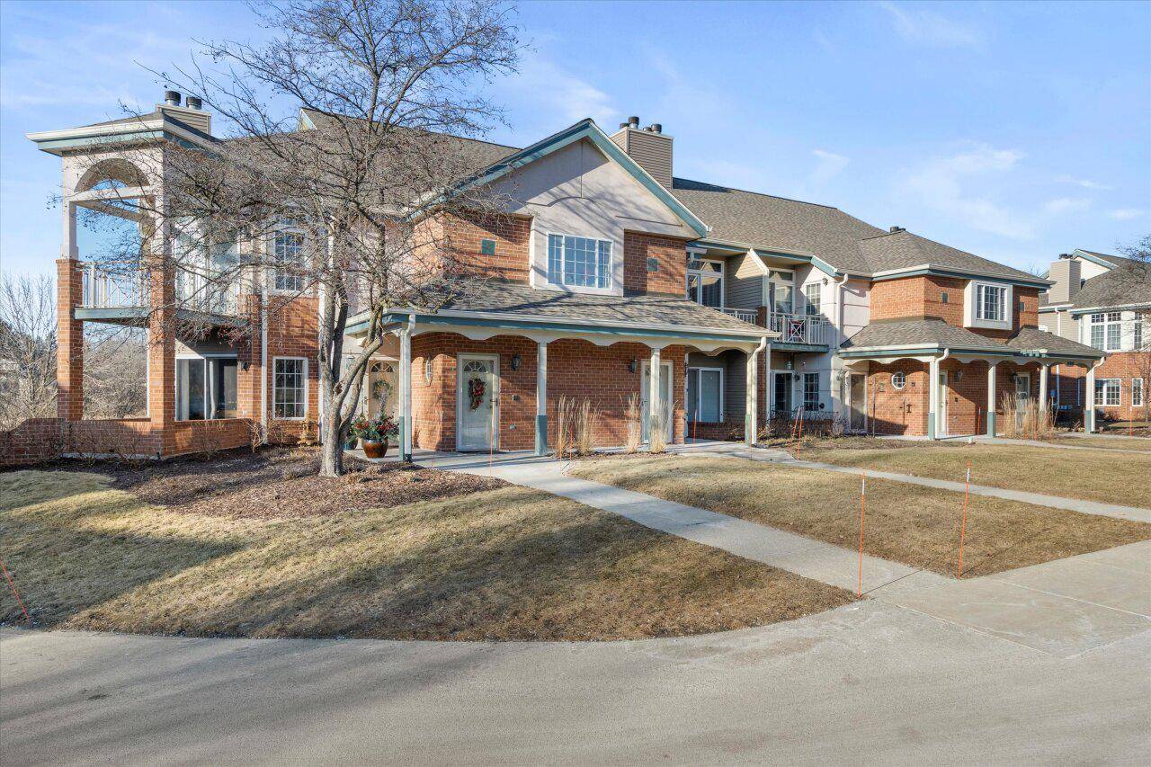 18980 Toldt Woods DRIVE #31, Brookfield, WI 53045