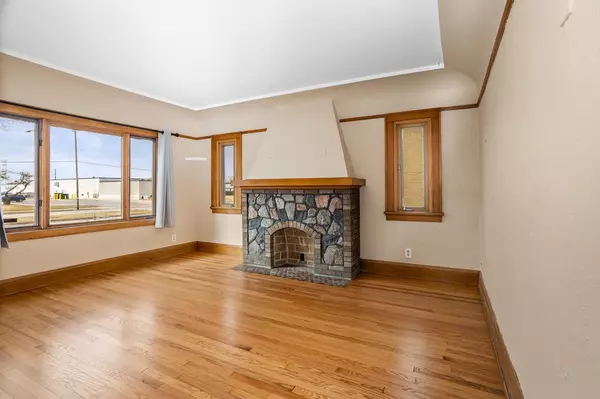 Milwaukee, WI 53218,6936 W Mill ROAD