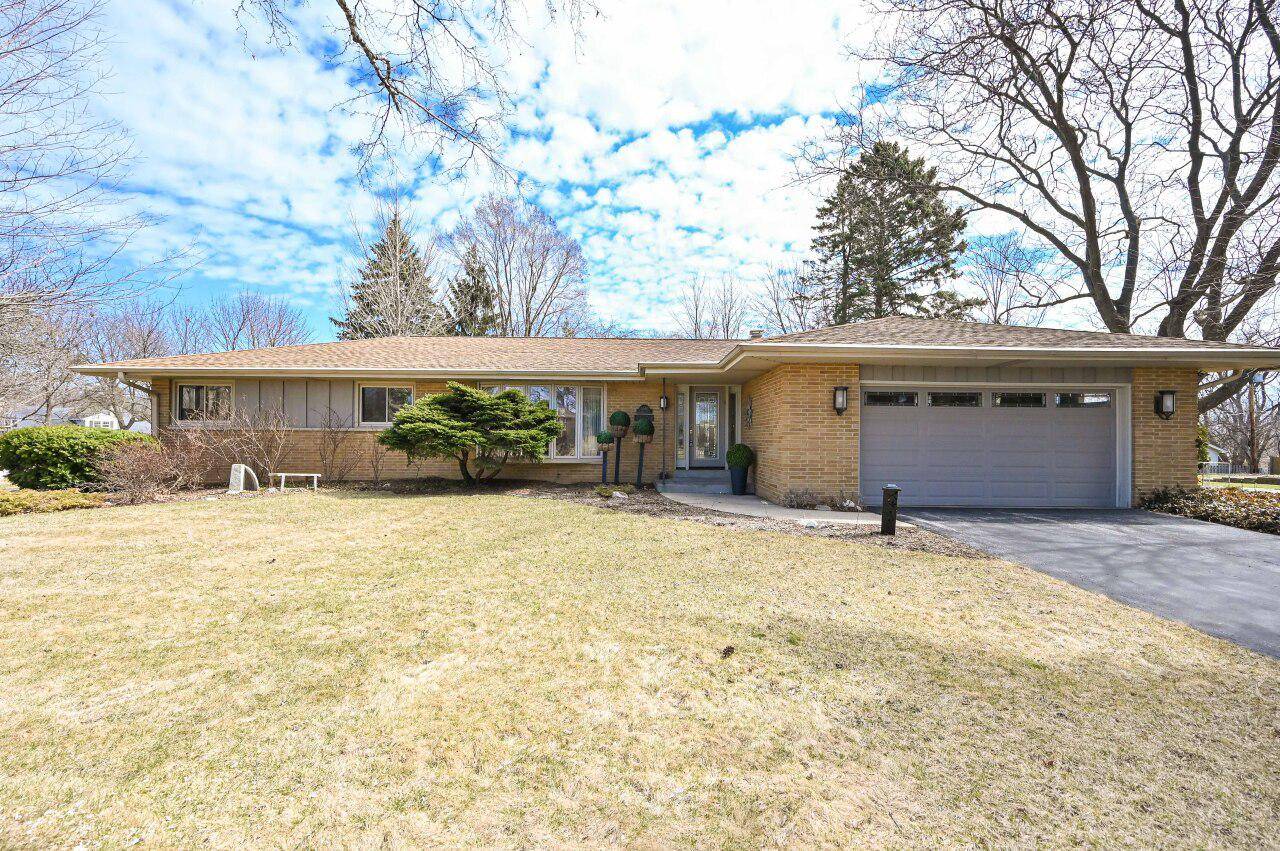 6660 N Braeburn LANE, Glendale, WI 53209