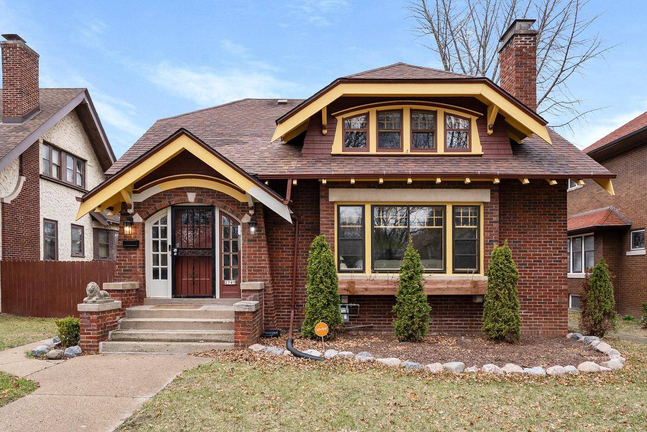 2749 N Grant BOULEVARD, Milwaukee, WI 53210