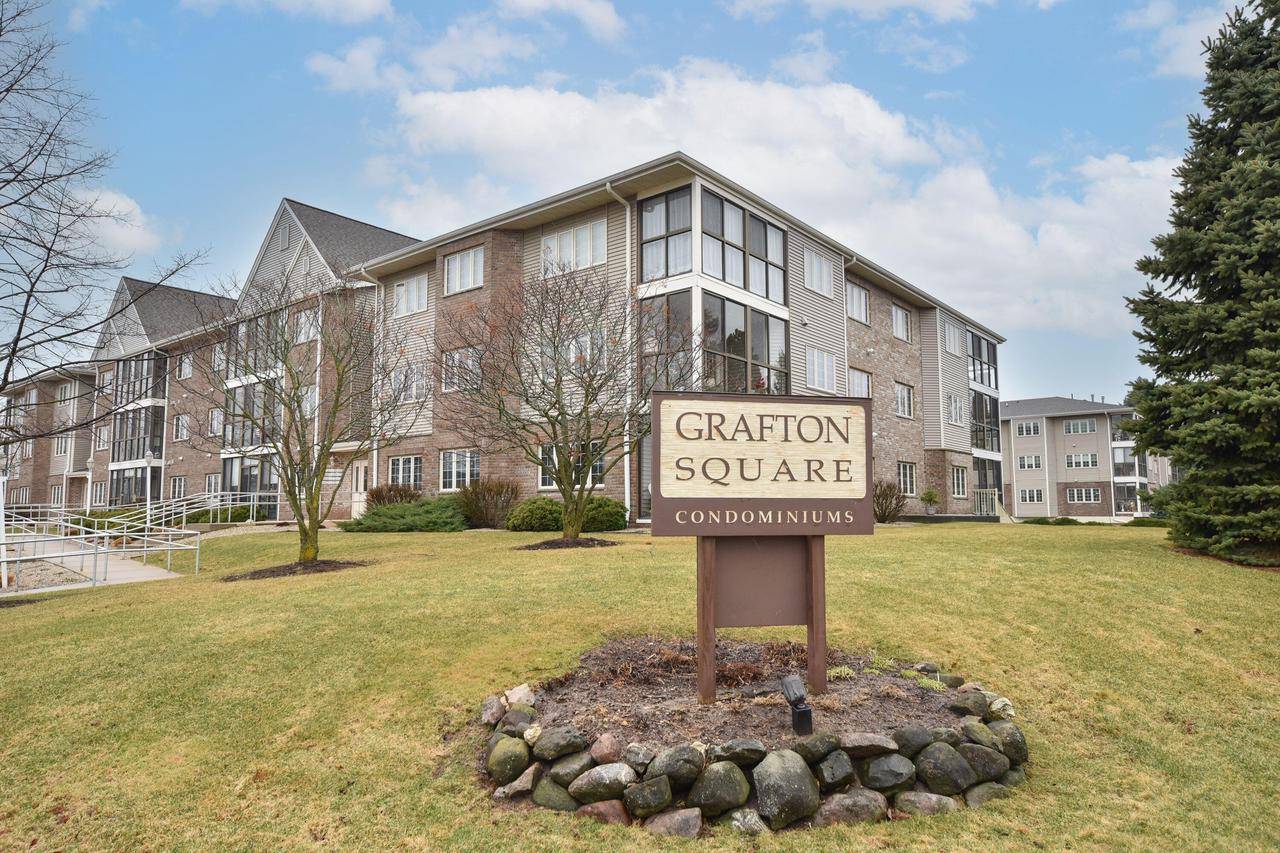 2123 1st AVENUE #208, Grafton, WI 53024