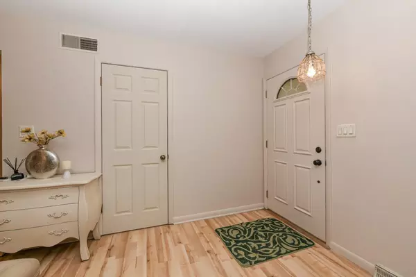 Oak Creek, WI 53154,8181 S Woodridge DRIVE