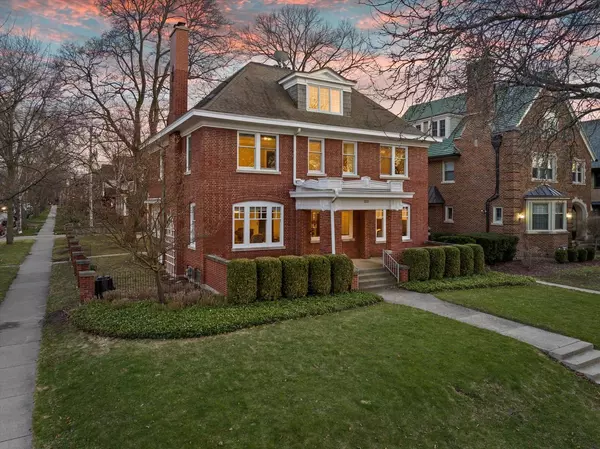 2331 E Newberry BOULEVARD, Milwaukee, WI 53211